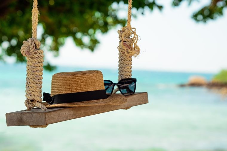Sombreros y anteojos con protección UV, los infaltables para cuidar la piel en verano. Foto: Shutterstock