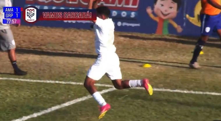 Un futbolista de Gremio Prudente quiso hacer el festejo de Cristiano Ronaldo y se lesionó en la caída.