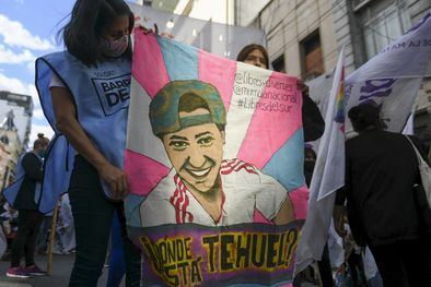 MDZol | Comienza el Juicio por Tehuel a 3 años de su desaparición Bandera con la cara de Tehuel echa por organizaciones LGBTQ+ Foto: NA
