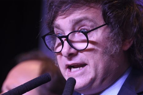 Javier Milei inició dos juicios contra un conocido conductor.