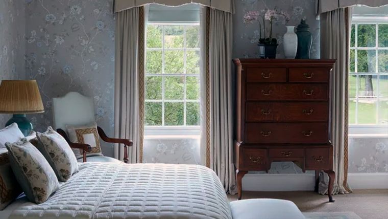 En ventanas que reciben mucha luz hay que evitar cortinas con las telas delicadas como las sedas, ya que pueden deteriorarse rápidamente. Foto: VSP Interiors