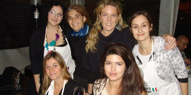 Ana Caselles y Beatriz Barbera junto a algunas de las invitadas: Mariela Moreno, Alejandra Navarría, Valentina Mussuto y Anabel González. Foto: MDZ