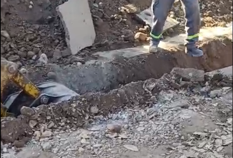 Vecinos de Los Corralitos mostraron su preocupación ante la rotura de un caño de gas.