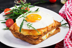 Receta tradicional de croque-madame con salsa bechamel Foto: Shutterstock