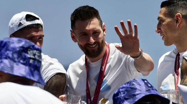 Messi saluda a la gente durante la caravana. Foto: Télam