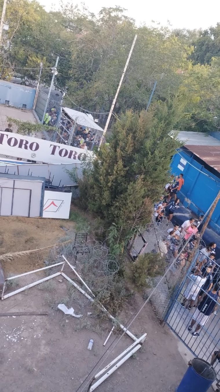 La imagen del ingreso de la barra de Independiente al Gargantini Foto: La Revancha (Twitter).