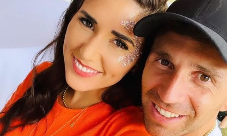 Dibu Martínez junto a su esposa, Mandinha Foto: Instagram @mandinha_martinez_