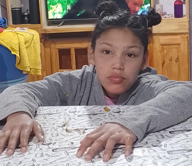 Luana tiene 14 años y vive con su mamá y sus tres hermanos en una precaria casa de San José del Rincón, en la provincia de Santa Fe. Foto: Gentileza