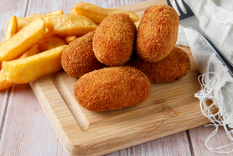 La receta tradicional de croquetas de pollo nació como una forma ingeniosa de aprovechar restos de carne asada, convirtiendo sobras humildes en un plato gourmet apreciado en toda España y reconocido internacionalmente por