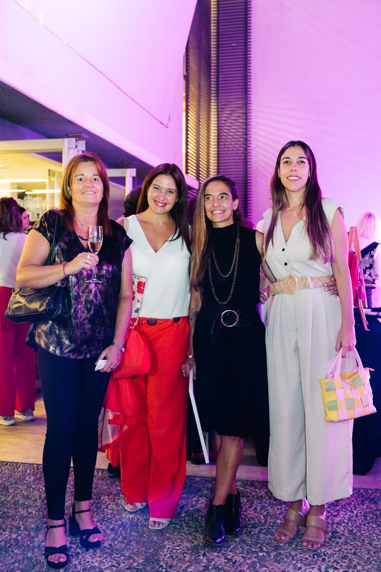 Laura Velasco, Lourdes Oliva, Laura Goenaga y Delfina España. Laura Velasco, Lourdes Oliva, Laura Goenaga y Delfina España.