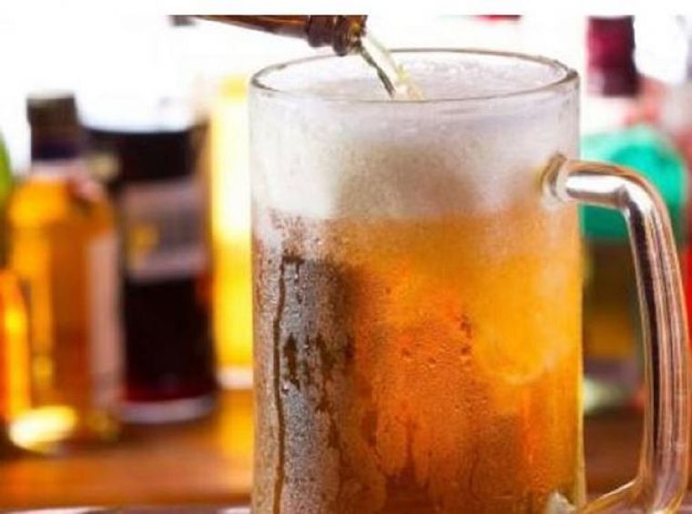 El hombre tuvo que pagar la cerveza mucho más cara que lo normal y se descargó en las redes Foto: Voz en red