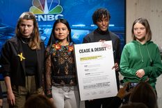 La activista climática alemana del movimiento Viernes por el Futuro Luisa Neubauer (izq.), la activista medioambiental y de derechos humanos ecuatoriana Helena Gualinga (2ª izq.) y la activista climática sueca Greta Thunberg (dcha.) posan con una carta dirigida a los presidentes de las empresas de combustibles Foto: AFP/Télam