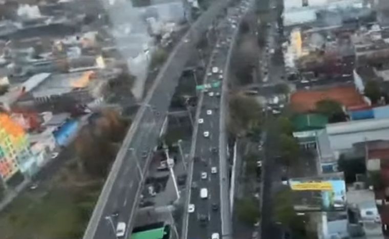 Murió un motociclista al ser embestido en Avenida 9 de Julio Sur. Imágenes desde el helicóptero del SAME.&nbsp;
