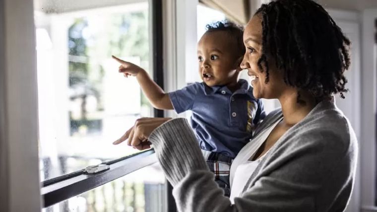 Hablar con lo niños desde temprana edad puede ayudarlos a la hora de aprender a hablar o escribir. Foto: GETTY IMAGES