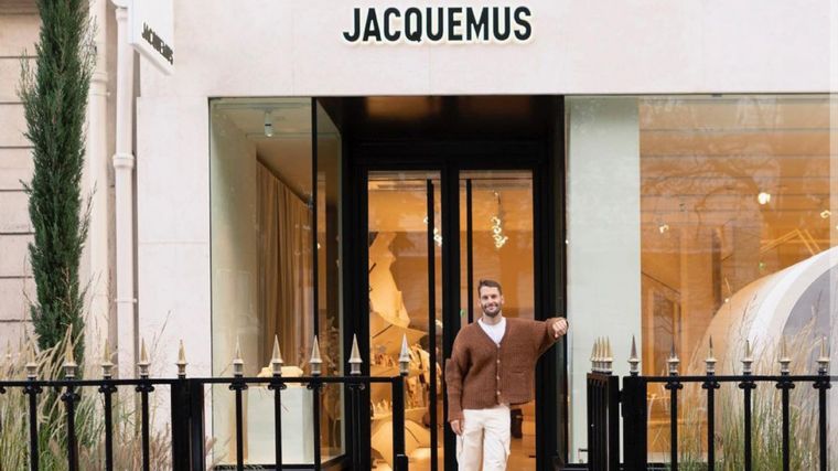 Simón Porte Jacquemus posando por fuera de su local Foto: Fuente: Imagen /  @jacquemus