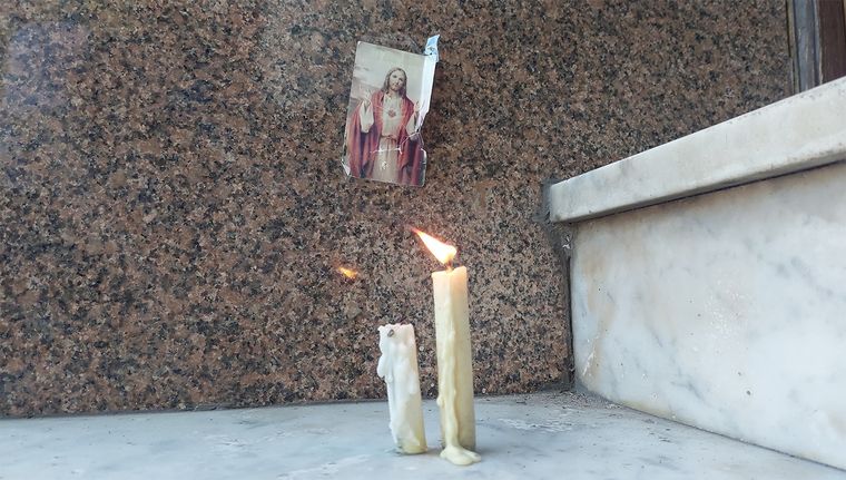 Las muestras de dolor y acompañamiento a la familia comenzaron desde temprano en el Colegio. Foto: Rodrigo DAngelo / MDZ