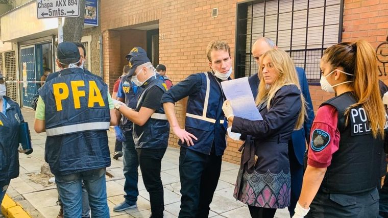 Operativo en Colegiales Migraciones y Policía llegaron al domicilio para aplicar el protocolo. Imagen: CEDOC