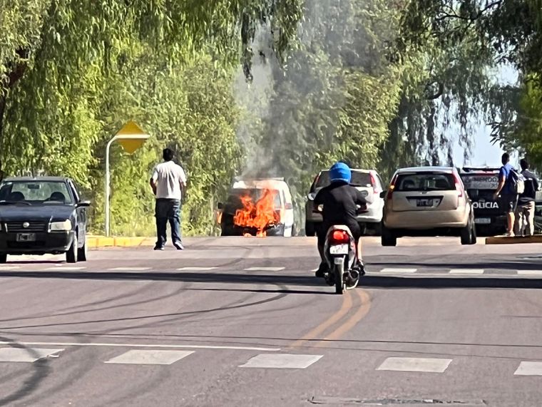 Una camioneta se incendió en Las Heras.&nbsp;