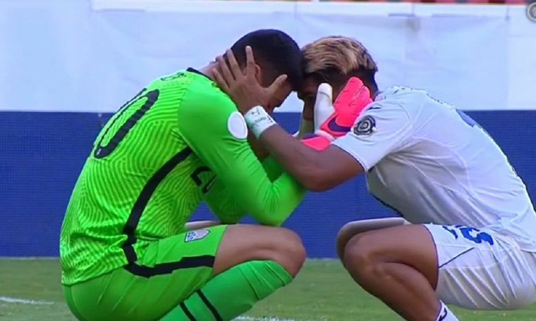 David Ochoa es consolado por su verdugo, Luis Palma. Foto: @ForTheWin