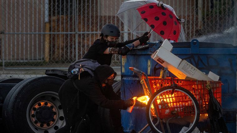 Varios manifestantes se enfrentaron con agentes federales.