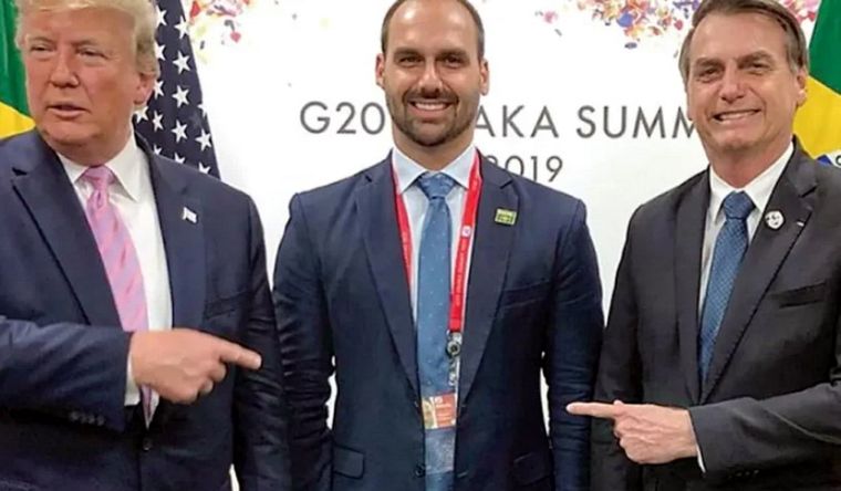 Eduardo Bolsonaro, rodeado por Donald Trump y su padre Jair. Foto: Instagram Jair Bolsonaro