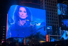 El desfile en que la marca italiana convirtió las pantallas, las luces y el movimiento urbano de Manhattan en parte del espectáculo para llamar la atención del público global.