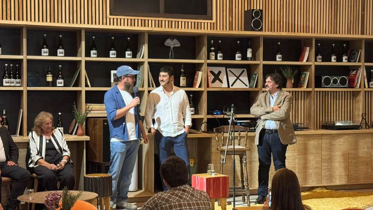 Juampi Michelini y Emi Turano hablaron sobre el increíble portfolio de vinos de Chateau d’Ancón. Juampi Michelini y Emi Turano hablaron sobre el increíble portfolio de vinos de Chateau d’Ancón.