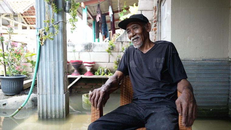 Suwandi mostró a la BBC su casa, que sufre inundaciones a diario.