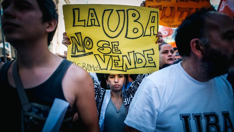 Manifestantes participan de la movilización del sector educativo contra el gobierno del presidente Javier Milei. Foto: EFE
