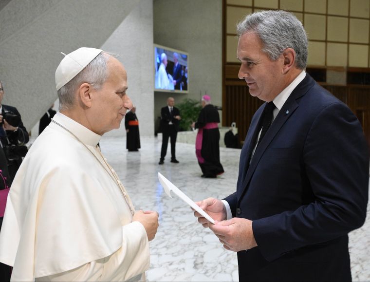 La confirmación llega tras la entrega de la invitación formal extendida por el Presidente de la Nación.
