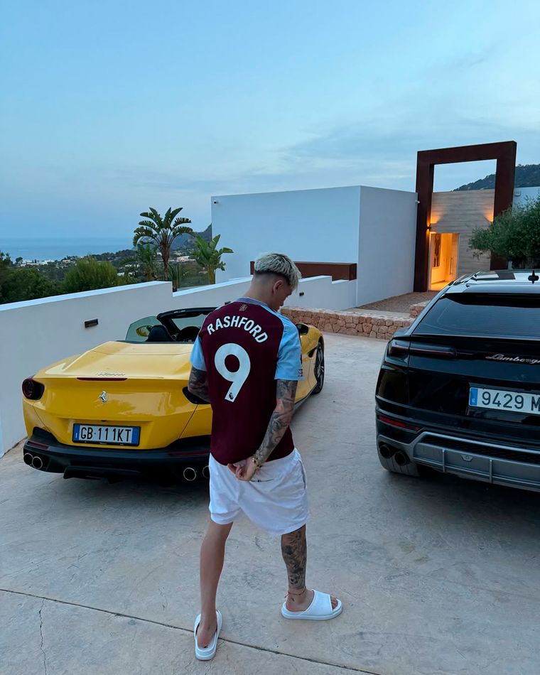 Alejandro Garnacho posó con una camiseta del Aston Villa. Alejandro Garnacho posó con una camiseta del Aston Villa.