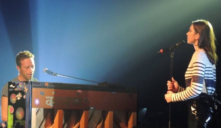 Conexión Dua Lipa y Chris Martin interpretaron el tema que compusieron a dúo