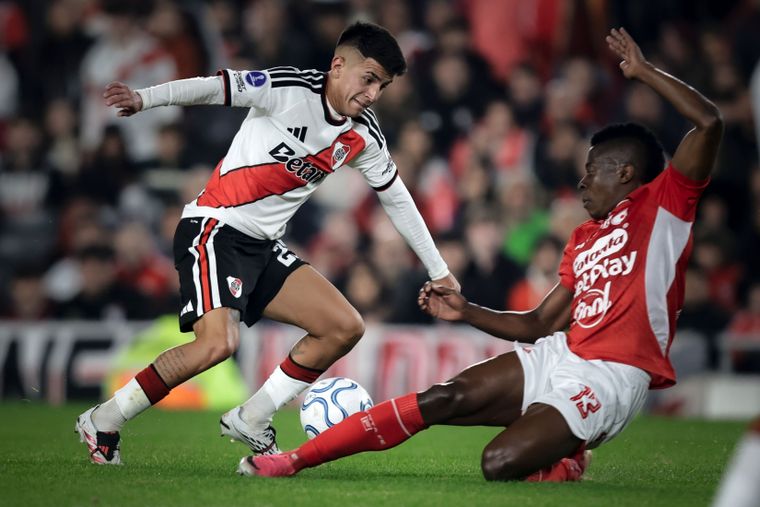 Thiago Almada intenta superar la marca del lateral colombiano Helibelton&nbsp;Palacios.&nbsp;