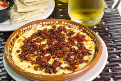MDZol | La receta de queso fundido con chorizo es tan versátil que en muchas regiones de México se prepara con diferentes tipos de queso, lo que da lugar a variaciones únicas sin perder la esencia original de la receta.
