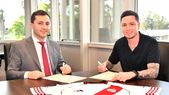 Anibal Moreno junto a Stéfano Di Carlo, durante la firma de su contrato con River. Anibal Moreno junto a Stéfano Di Carlo, durante la firma de su contrato con River.