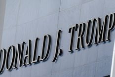 La fachada del edificio del Kennedy Center muestra ahora el nombre de Donald J. Trump.