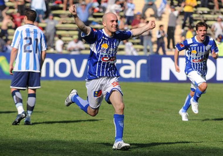 Aguirre festeja el retorno Tombino a la senda de la victoria. Foto: Nacho Gaffuri / MDZ