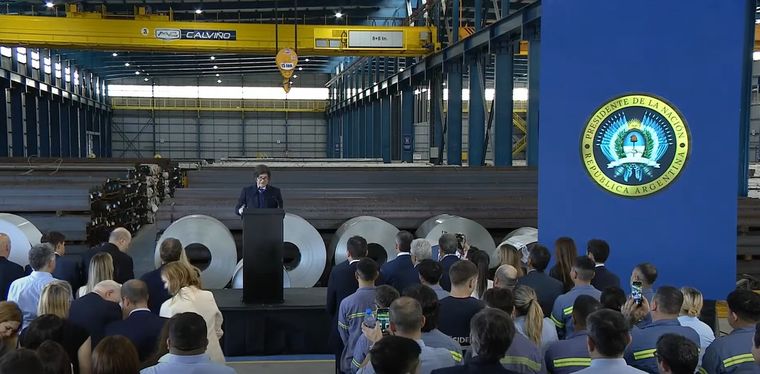 Milei estuvo en una fábrica de San Nicolás Milei estuvo en una fábrica de San Nicolás