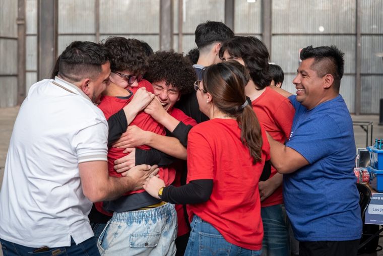 La felicidad de los estudiantes al ganar su boleto a la competencia nacional de robótica. La felicidad de los estudiantes al ganar su boleto a la competencia nacional de robótica.