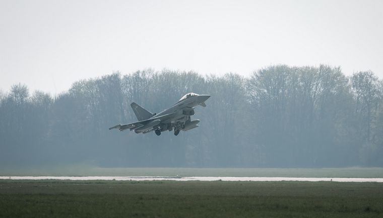 Son aviones Typhoon de la Real Fuerza Aérea británica (RAF) Foto: X @RoyalAirForce