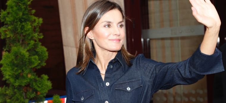 La reina Letizia es toda una fashionista todoterreno y nos enseña cómo llevar un clásico vestido negro Foto: Casa Real de España - casareal.es