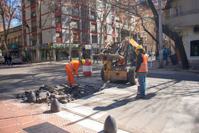 Las obras de infraestructura avanzan en varios sectores de la capital mendocina, con cortes y reducciones parciales de calzada.