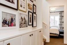 Muebles de guardado y cuadros en un pasillo funcional y bien decorado. Foto: Instagram