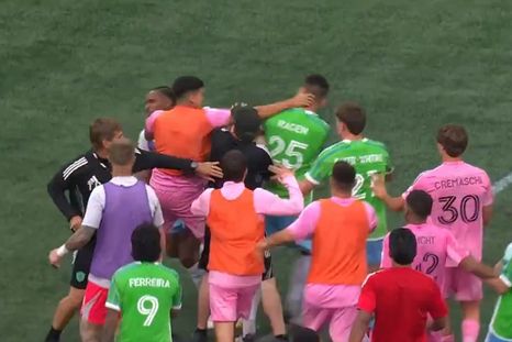 Escandalosa pelea en el Lumen Field por la final de la Leagues Cup: jugadores de ambos equipos se cruzaron a los golpes y pasó de todo. Foto: captura de TV. Escandalosa pelea en el Lumen Field por la final de la Leagues Cup: jugadores de ambos equipos se cruzaron a los golpes y pasó de todo. Foto: captura de TV.