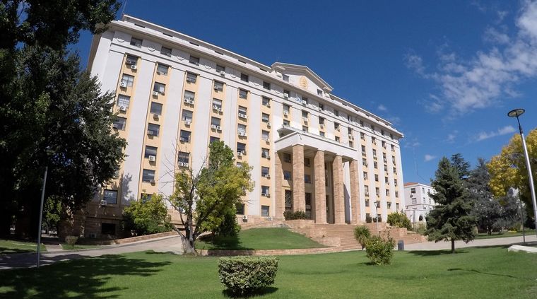 Casi la mitad de los empleados de la Adminsitración Central son clase 3 y cobran menos de $250 mil. Foto: ALF PONCE MERCADO / MDZ