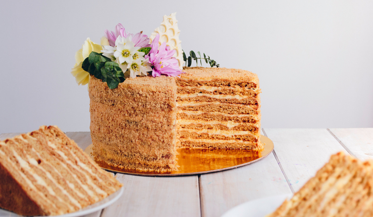 Pastel medovik casero: sabor y textura en cada capa Foto: Shutterstock