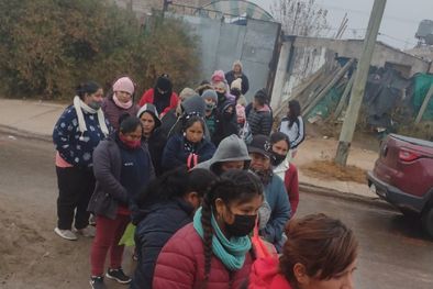 MDZol | Las familias esperan en fila por un plato de comida en un comedor y merendero de Las Heras Foto: Gentileza