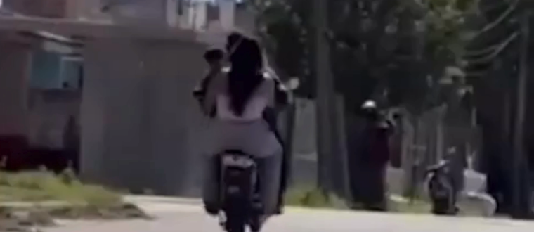 Una pareja hizo willy en la moto mientras llevaba a su bebé.