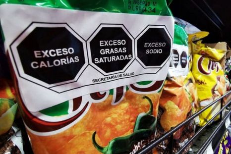 El Gobierno busca derogar la Ley de Etiquetado Frontal y especialistas advierten riesgos. El Gobierno busca derogar la Ley de Etiquetado Frontal y especialistas advierten riesgos.