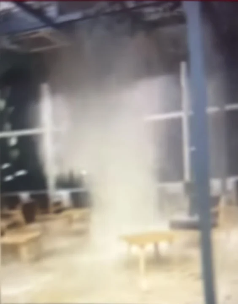 El temporal que azotó la Ciudad de Buenos Aires el lunes por la noche y el martes a la madrugada generó el derrumbe de un techo en el Aeropuerto Aeroparque. El temporal que azotó la Ciudad de Buenos Aires el lunes por la noche y el martes a la madrugada generó el derrumbe de un techo en el Aeropuerto Aeroparque.